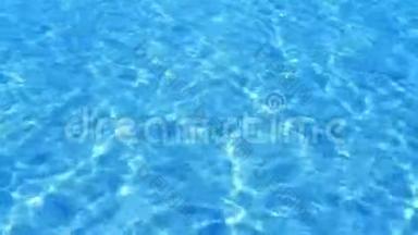 清爽的蓝色泳池水.